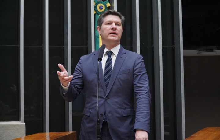 Deputado federal Santin Roveda defende cidades inteligentes com foco em eficiência pública.