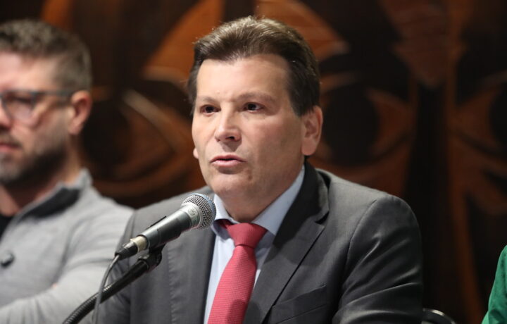 Paulo Gomes defende prudência em projeto que amplia venda de álcool nos estádios do Paraná