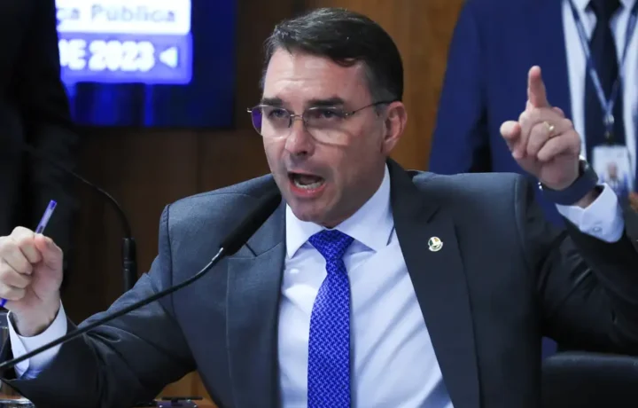 Flávio Bolsonaro dá o tom da campanha e promete enfrentar o crime e a corrupção